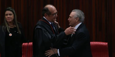 Brasília - O novo presidente do TSE, Gilmar Mendes, e o presidente interino Michel Temer (Fabio Rodrigues Pozzebom/Agência Brasil)