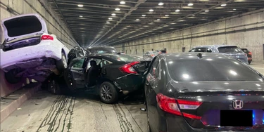 Um engavetamento de oito carros em 24 de novembro de 2022 na ponte San Francisco Bay, no estado americano da Califórnia. Um engavetamento de oito carros em 24 de novembro de 2022 na ponte San Francisco Bay, no estado americano da Califórnia.