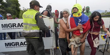 Apoiadores do líder da oposição venezuelana Juan Guaido passam para o lado colombiano da Ponte Internacional Francisco de Paula em Cucuta, durante confrontos com as forças de segurança venezuelanas em Urena, Venezuela, em 25 de fevereiro de 2019. Apoiadores do líder da oposição venezuelana Juan Guaido passam para o lado colombiano da Ponte Internacional Francisco de Paula em Cucuta, durante confrontos com as forças de segurança venezuelanas em Urena, Venezuela, em 25 de fevereiro de 2019.