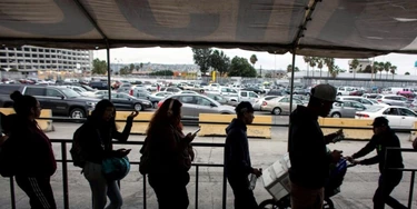 Imigrantes fazem fila na fronteira entre México e Estados Unidos, no Posto de Entrada de San Ysidro, em Tijuana, região noroeste do México (AFP PHOTO / GUILLERMO ARIAS / TO GO WITH AFP STORY by Javier TOVAR, with Said BETANZOS in Tijuana (Photo credit should read GUILLERMO ARIAS/AFP/Getty Images) Imigrantes fazem fila na fronteira entre México e Estados Unidos, no Posto de Entrada de San Ysidro, em Tijuana, região noroeste do México (AFP PHOTO / GUILLERMO ARIAS / TO GO WITH AFP STORY by Javier TOVAR, with Said BETANZOS in Tijuana (Photo credit should read GUILLERMO ARIAS/AFP/Getty Images)