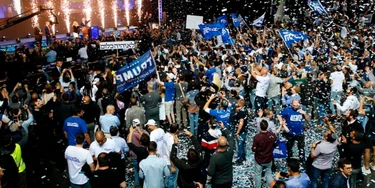 Simpatizantes do partido de extrema direita Likud, de Israel, celebraram quando o primeiro-ministro Benjamin Netanyahu declarou sua vitória na noite de terça-feira, em Tel Aviv.