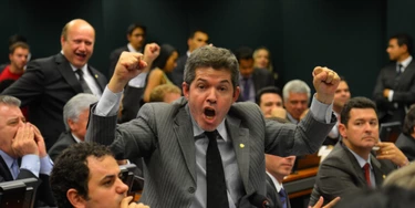 Treta no PSL: Bolsonaro prometeu ordem no Brasil, mas nem militares e PMs seguram o caos do governo Treta no PSL: Bolsonaro prometeu ordem no Brasil, mas nem militares e PMs seguram o caos do governo