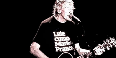 Roger Waters se apresentou no Rio de Janeiro quatro dias antes da eleição presidencial, vestindo uma camiseta com a inscrição "Lute Como Marielle Franco", dade a ele no palco pela viúva de Franco, Mônica Benício