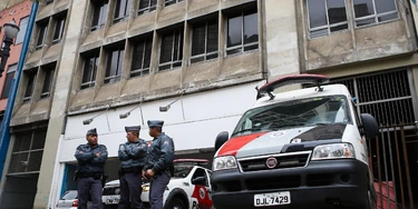 Policiais militares em frente ao prédio onde houve a reintegração de posse e que terminou em violentos protestos e confrontos com sem-teto, na avenida São João, centro de SP. Policiais militares em frente ao prédio onde houve a reintegração de posse e que terminou em violentos protestos e confrontos com sem-teto, na avenida São João, centro de SP.