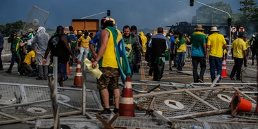 Vândalos golpistas invadem a praça dos Três Poderes e depredam os prédios. 