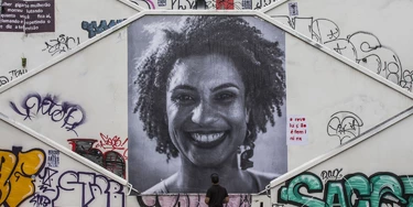 *ARQUIVO* SÃO PAULO, SP, 20.03.2018 - Lambe-lambe em homenagem a vereadora Marielle Franco (PSOL) em escadaria na rua Cristiano Viana, em Pinheiros, zona oeste de São Paulo. (Foto: Danilo Verpa/Folhapress) *ARQUIVO* SÃO PAULO, SP, 20.03.2018 - Lambe-lambe em homenagem a vereadora Marielle Franco (PSOL) em escadaria na rua Cristiano Viana, em Pinheiros, zona oeste de São Paulo. (Foto: Danilo Verpa/Folhapress)