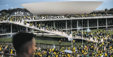 Homem que subiu no Congresso nos atos golpistas de 8 de janeiro é homenageado no Senado por membro da CPI