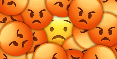Emojis de carinhas bravas ao redor de um emoji assustado.