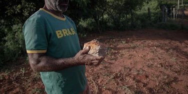 Foto de morador de Caetité, na Bahia, mostrando pedra que voou das explosões da obra da Ferrovia de Integração Oeste-Leste.