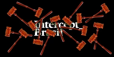 Logo do Intercept Brasil coberta por martelos de juízes.