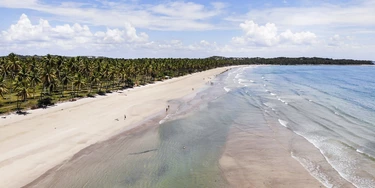 Vista aérea da praia da Cueira, na ilha de Boipeba, na Bahia.