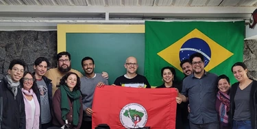 Foto de membros do MST com o escritor Evgeny Morozov. Foto de membros do MST com o escritor Evgeny Morozov.