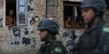 Tropas do Exército que saíram de Deodoro pararam no bairro de Anchieta. Foto: Danilo Verpa/Folhapress)