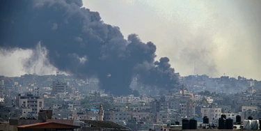Fumaça e chamas aumentam depois que as forças israelenses atingem um arranha-céu na Cidade de Gaza. Fumaça e chamas aumentam depois que as forças israelenses atingem um arranha-céu na Cidade de Gaza.