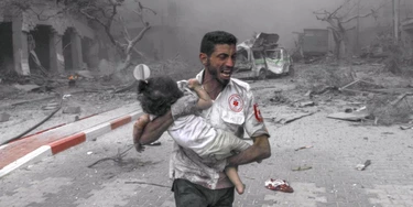 Socorrista leva criança às pressas para ambulância para tratamento depois de ataques aéreos de Israel destruírem edifícios em Gaza, em 9 de outubro de 2023. Foto: Belal Khaled/Agência Anadolu via Getty Images Socorrista leva criança às pressas para ambulância para tratamento depois de ataques aéreos de Israel destruírem edifícios em Gaza, em 9 de outubro de 2023. Foto: Belal Khaled/Agência Anadolu via Getty Images