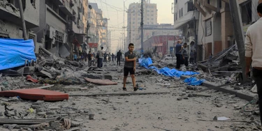 Palestinos contabilizam os prejuízos após ataques de Israel na cidade de Gaza, na Palestina.