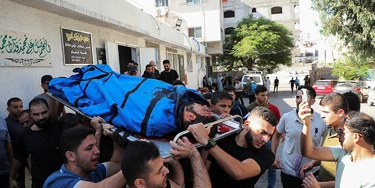 Palestinos transportam corpos dos mortos por soldados de Israel para o Complexo Médico Shifa, em Gaza.