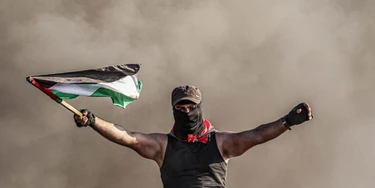 Manifestantes palestinos queimam pneus durante um protesto contra repetidos ataques nos pátios da Mesquita de Al-Aqsa, perto da cerca com Israel, a leste da Cidade de Gaza. Manifestantes palestinos queimam pneus durante um protesto contra repetidos ataques nos pátios da Mesquita de Al-Aqsa, perto da cerca com Israel, a leste da Cidade de Gaza.