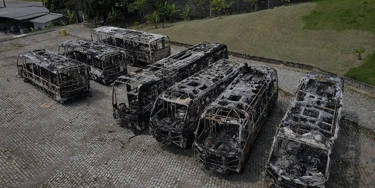 Carcaças de ônibus queimados na zona oeste do Rio de Janeiro. Os coletivos foram incendiados por milicianos após a morte do número dois do comando da milícia. Em toda a zona oeste foram 35 ônibus totalmente destruídos, uma estação do BRT e um trem.