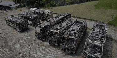 Carcaças de ônibus queimados na zona oeste do Rio de Janeiro. Os coletivos foram incendiados por milicianos após a morte do número dois do comando da milícia. Em toda a zona oeste foram 35 ônibus totalmente destruídos, uma estação do BRT e um trem. Carcaças de ônibus queimados na zona oeste do Rio de Janeiro. Os coletivos foram incendiados por milicianos após a morte do número dois do comando da milícia. Em toda a zona oeste foram 35 ônibus totalmente destruídos, uma estação do BRT e um trem.
