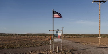 Bandeira em propriedade próxima ao muro que marca a fronteira entre os países Estados Unidos e México. Bandeira em propriedade próxima ao muro que marca a fronteira entre os países Estados Unidos e México.