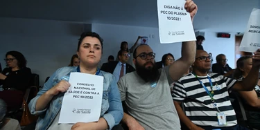 Manifestantes exibem papéis com palavras contrárias à aprovação da PEC do Plasma.