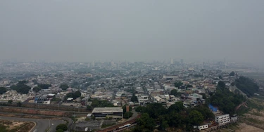 Fumaça encobriu Manaus, capital do Amazonas, em outubro e voltou ainda mais densa no primeiro final de semana de novembro. 