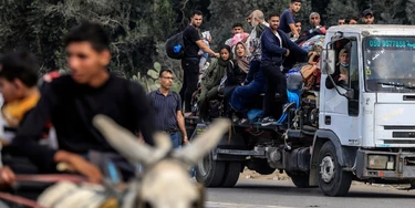 Palestinos fogem da cidade de Gaza para as áreas ao sul, em meio ao contínuo bombardeio de Israel sobre a região, em 11 de novembro de 2023.