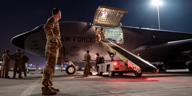 Força Aérea dos EUA descarrega uma aeronave KC-135 Stratotanker em local não divulgado, escolhido pelos militares como parte da "área de responsabilidade" do Comando Central americano. Força Aérea dos EUA descarrega uma aeronave KC-135 Stratotanker em local não divulgado, escolhido pelos militares como parte da "área de responsabilidade" do Comando Central americano.