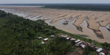 Leito seco do rio Solimões próximo a comunidade indígena Porto Praia, na região do Médio Solimões. Foto: Lalo de Almeida/ Folhapress Leito seco do rio Solimões próximo a comunidade indígena Porto Praia, na região do Médio Solimões. Foto: Lalo de Almeida/ Folhapress