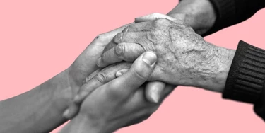 Mulheres seguram as mãos uma das outras em uma demonstração afetuosa de cuidado. Mulheres seguram as mãos uma das outras em uma demonstração afetuosa de cuidado.
