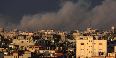 Uma foto tirada de Rafah, Gaza, mostra fumaça sobre Khan Yunis na faixa do sul de Gaza durante o bombardeio israelense em 11 de janeiro de 2024. Uma foto tirada de Rafah, Gaza, mostra fumaça sobre Khan Yunis na faixa do sul de Gaza durante o bombardeio israelense em 11 de janeiro de 2024.