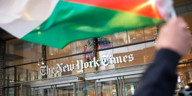 Ativistas pró-Palestina marcham em uma Greve Global por Gaza, realizada diante dos ataques de Israel, em frente à entrada do New York Times em dezembro.