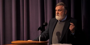 O pastor evangélico Douglas Wilson, da congregação americana Igreja de Cristo, é um dos expoentes mais recentes de uma lista de pastores que usam a Bíblia para defender o direito de cristãos escravizarem os negros. O pastor evangélico Douglas Wilson, da congregação americana Igreja de Cristo, é um dos expoentes mais recentes de uma lista de pastores que usam a Bíblia para defender o direito de cristãos escravizarem os negros.