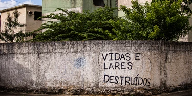 Milhares de pessoas perderam suas casas após a mineração da Braskem causar o afundamento de diversos bairros de Maceió, em Alagoas.