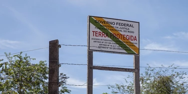 Placa do governo federal sinaliza que área não deve ser acessada por não indígenas. Placa do governo federal sinaliza que área não deve ser acessada por não indígenas.