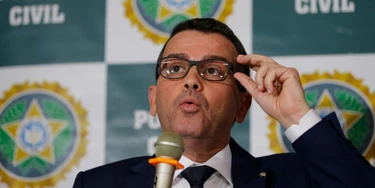 O chefe de Polícia, delegado Rivaldo Barbosa fala em entrevista sobre a denúncia do Ministério Público do Rio de Janeiro que pediu seu afastamento por irregularidades em licitações na contratação de empresas de informática. O chefe de Polícia, delegado Rivaldo Barbosa fala em entrevista sobre a denúncia do Ministério Público do Rio de Janeiro que pediu seu afastamento por irregularidades em licitações na contratação de empresas de informática.