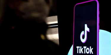 Anúncio do aplicativo TikTok em uma estação de metrô em Washigton.