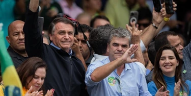 Jair Bolsonaro e o deputado Gutemberg Reis foram indiciados, juntos, pela PF pelo caso da fraude no cartão de vacinação.