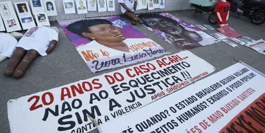 ORG XMIT: 533101_1.tif RIO DE JANEIRO, RJ, BRASIL, 26-07-2010: Mães da chamada chacina de Acari, levaram faixas e cartazes em protesto e lembrança ao crime, que resultou em 11 desaparecidos e prescreveu hoje sem condenações. (Foto: Ricardo Cassiano/Folhapress, COTIDIANO)