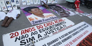 ORG XMIT: 533101_1.tif RIO DE JANEIRO, RJ, BRASIL, 26-07-2010: Mães da chamada chacina de Acari, levaram faixas e cartazes em protesto e lembrança ao crime, que resultou em 11 desaparecidos e prescreveu hoje sem condenações. (Foto: Ricardo Cassiano/Folhapress, COTIDIANO) ORG XMIT: 533101_1.tif RIO DE JANEIRO, RJ, BRASIL, 26-07-2010: Mães da chamada chacina de Acari, levaram faixas e cartazes em protesto e lembrança ao crime, que resultou em 11 desaparecidos e prescreveu hoje sem condenações. (Foto: Ricardo Cassiano/Folhapress, COTIDIANO)