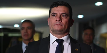 Sérgio Moro fala com a imprensa após o resultado favorável pela permanência do mandato. (Foto: Ton Molina /Fotoarena/Folhapress) Sérgio Moro fala com a imprensa após o resultado favorável pela permanência do mandato. (Foto: Ton Molina /Fotoarena/Folhapress)