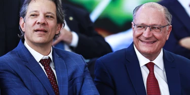 Brasília (DF), 22/04/2024 - POLITICA/PROGRAMA/ACREDITA/DF - Ministro da Fazenda Fernando Haddad e Vice-presidente do Brasil e Ministro do Desenvolvimento, Indústria, Comércio e Serviços Geraldo Alckmin junto com o Presidente da Republica do Brasil Luiz Inácio Lula da Silva assinou a Medida Provisória que institui o Programa Acredita, lançado nesta segunda-feira, 22 de abril de 2024, no Palácio do Planalto. Uma das principais metas da iniciativa é ampliar o acesso ao crédito no país e garantir mais apoio aos Microempreendedores Individuais (MEIs) e às micro e pequenas empresas. (Foto: Wallace Martins/Thenews2/Folhapress) Brasília (DF), 22/04/2024 - POLITICA/PROGRAMA/ACREDITA/DF - Ministro da Fazenda Fernando Haddad e Vice-presidente do Brasil e Ministro do Desenvolvimento, Indústria, Comércio e Serviços Geraldo Alckmin junto com o Presidente da Republica do Brasil Luiz Inácio Lula da Silva assinou a Medida Provisória que institui o Programa Acredita, lançado nesta segunda-feira, 22 de abril de 2024, no Palácio do Planalto. Uma das principais metas da iniciativa é ampliar o acesso ao crédito no país e garantir mais apoio aos Microempreendedores Individuais (MEIs) e às micro e pequenas empresas. (Foto: Wallace Martins/Thenews2/Folhapress)