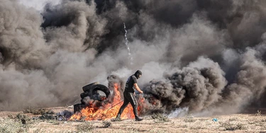 Manifestantes palestinos queimam pneus durante um protesto contra repetidos ataques nos pátios da Mesquita de Al-Aqsa, perto da cerca com Israel, a leste da Cidade de Gaza. (Foto: Hashem Zimmo/Thenews2/Folhapress, 22/09/2023)