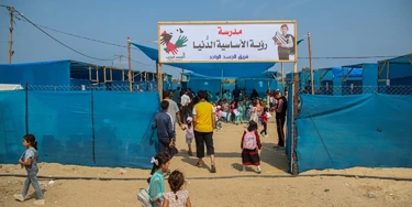 Os moradores de Rafah estão sendo empurrados mais uma vez para o jogo distópico de tentar compreender os mapas criados pelos israelenses, que marcam para qual área delimitada eles precisam se locomover para evitarem a morte certa. Os moradores de Rafah estão sendo empurrados mais uma vez para o jogo distópico de tentar compreender os mapas criados pelos israelenses, que marcam para qual área delimitada eles precisam se locomover para evitarem a morte certa.
