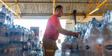 Posto de arrecadação de doações para as vítimas das enchentes no Rio Grande do Sul, no quartel central de bombeiros de Ponta Grossa. (Foto: Henry Milleo /Fotoarena/Folhapress)