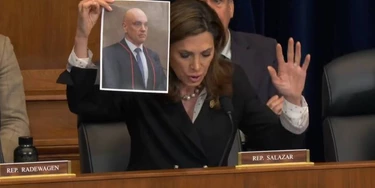 Maria Salazar segura foto de Alexandre de Moraes no Congresso dos EUA. Maria Salazar segura foto de Alexandre de Moraes no Congresso dos EUA.