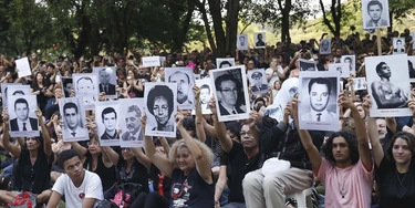 Ato em memória das vítimas da ditadura, no parque Ibirapuera, em São Paulo. (Foto: Marlene Bergamo/Folhapress). Ato em memória das vítimas da ditadura, no parque Ibirapuera, em São Paulo. (Foto: Marlene Bergamo/Folhapress).
