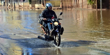 Motoboy em área alagada do Centro de Porto Alegre. Foto: Diego Pires Jonko/Thenews2/Folhapress. Motoboy em área alagada do Centro de Porto Alegre. Foto: Diego Pires Jonko/Thenews2/Folhapress.