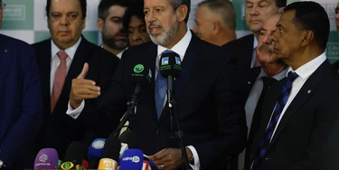 O presidente da Câmara dos Deputados, Arthur Lira, durante pronunciamento à imprensa sobre o trâmite do PL do Estupro. Foto: Pedro Ladeira/Folhapress. O presidente da Câmara dos Deputados, Arthur Lira, durante pronunciamento à imprensa sobre o trâmite do PL do Estupro. Foto: Pedro Ladeira/Folhapress.